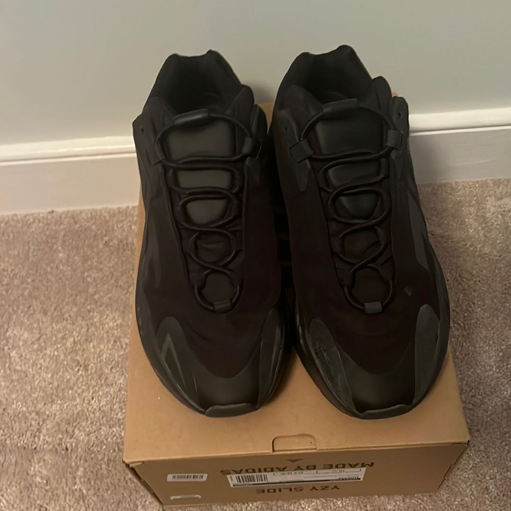 mnvn 700 triple black